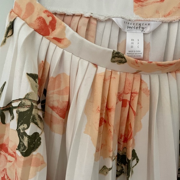 🌻2/$20🌻 Floral pleated midi skirt - Picture 2 of 4